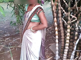 Desi xxx सौतेली दीदी बोली अगर कही घूमने लेके चलोगे रात को एक सरप्राइज़ है भाई तेरे लिए हिंदी आवाज में सुन  के पानी झर जाए