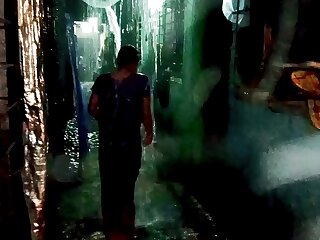 आशु भाभी बारिश में नहाती हुई अकेली रात में जब कोई नहीं था तो बारिश का मजा लेती हुए